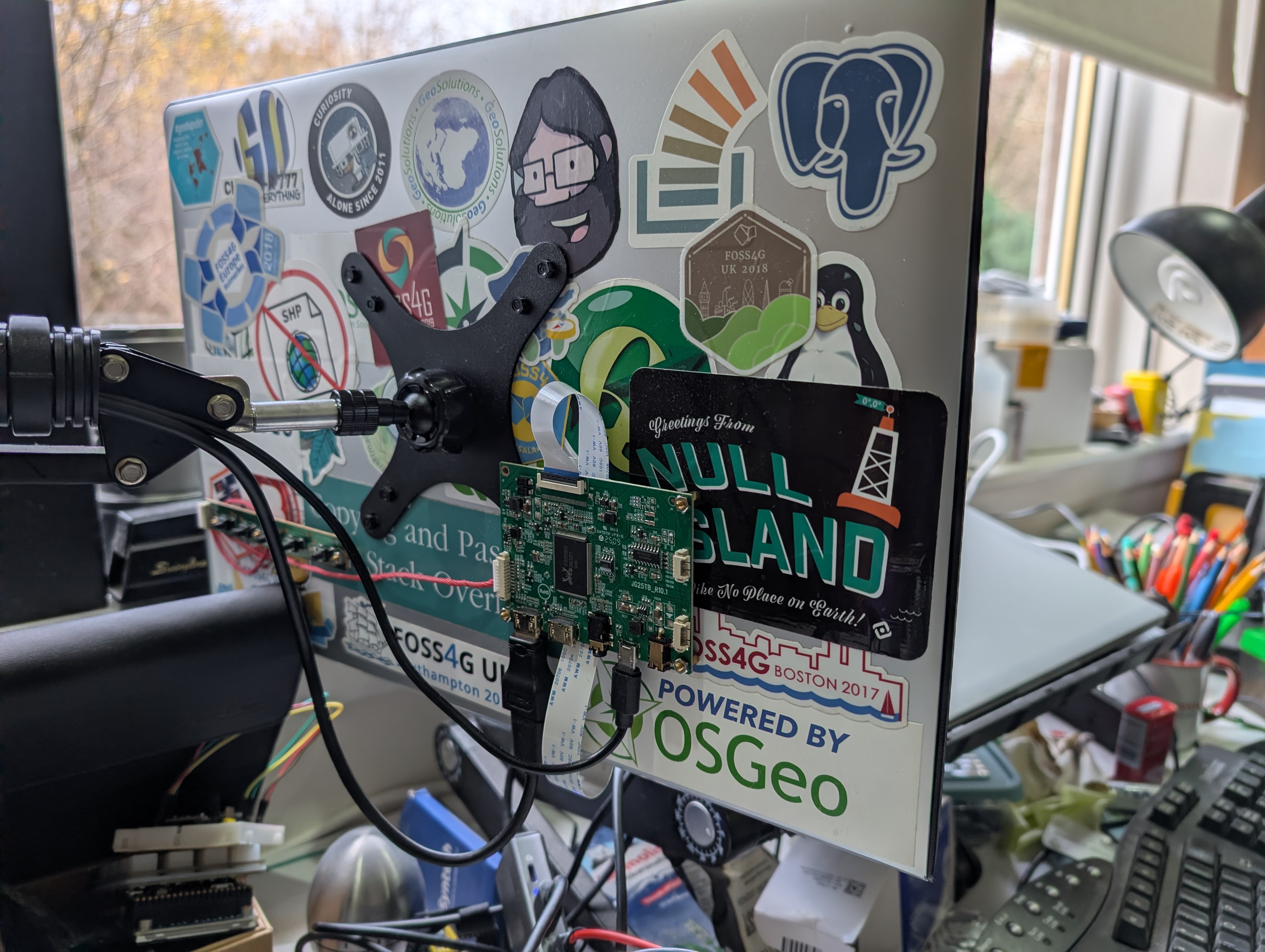 The back of the screen complete with mounting
plate, controls and original stickers The back of the screen